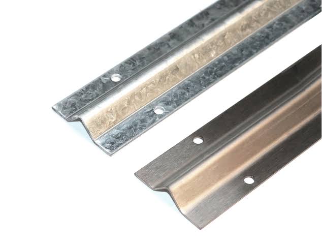 RIEL INFERIOR V 56 PERFORADO 3 Mts. ACERO INOX.
